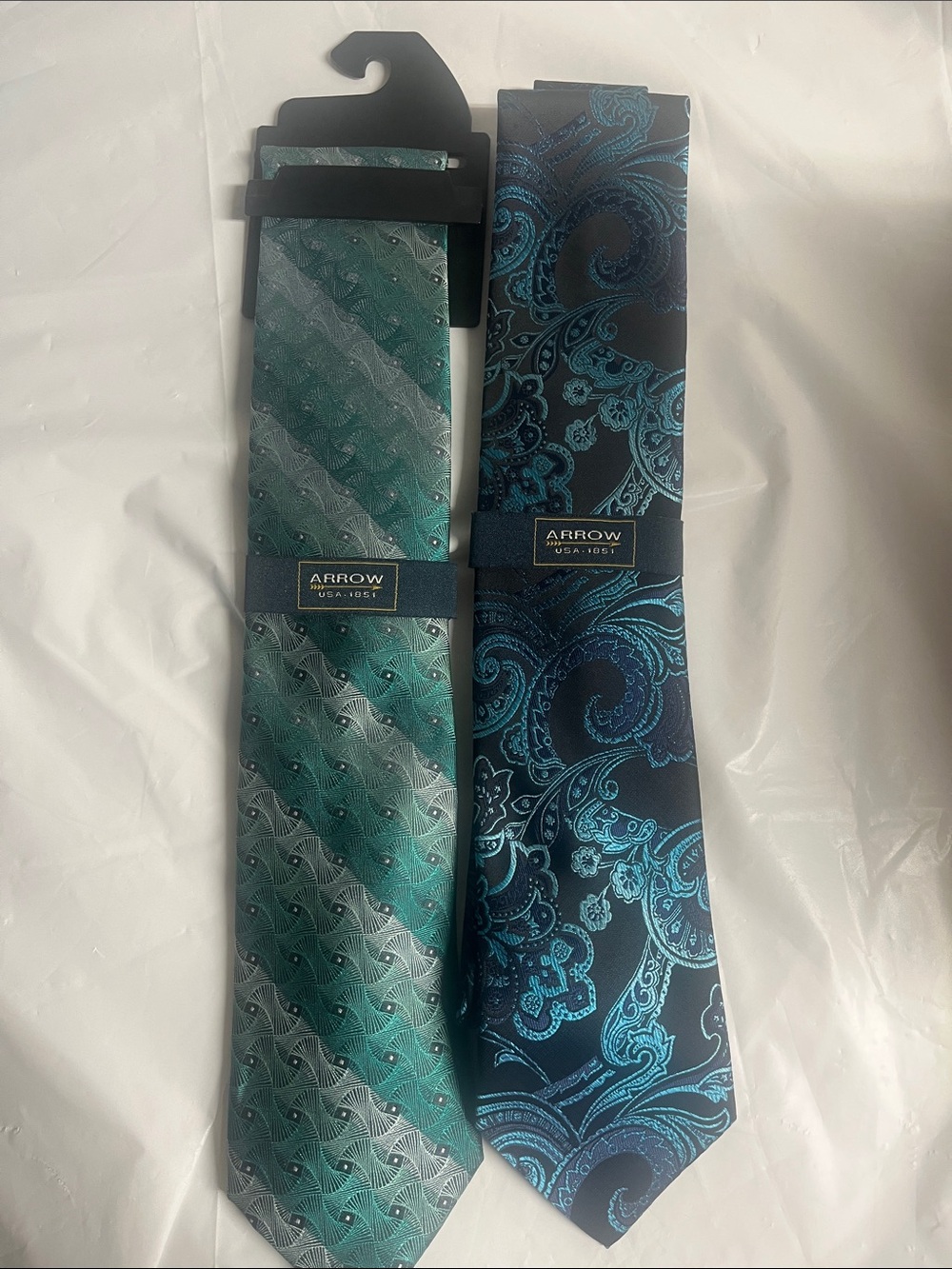 Arrow Teal Paisley and Teal Diagonal Stripe Men's Tie Set